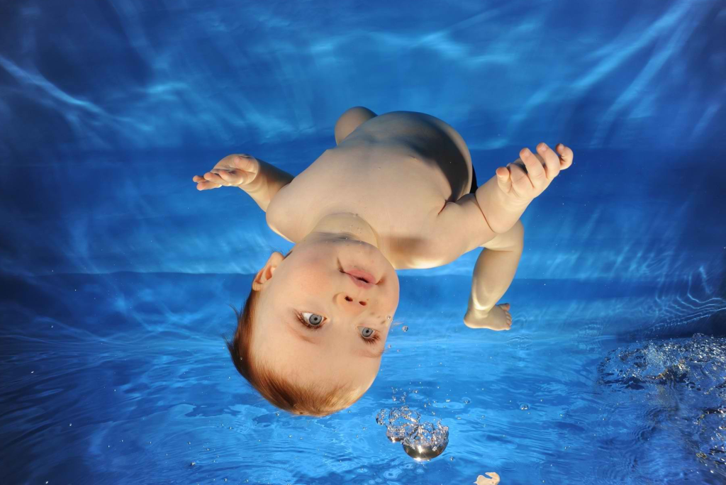 Роды под водой. Младенец в воде. Ребенок родился в соде.