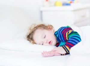 Jak szybko ukołysać dziecko Czy można mocno ukołysać dziecko w łóżeczku?