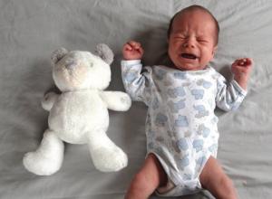 Чому плаче новонароджена дитина?