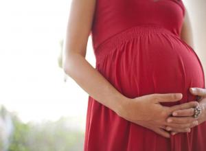 Vlastnosti tehotenstva a pôrodu prvého dieťaťa po 30 rokoch - cisársky alebo EP?